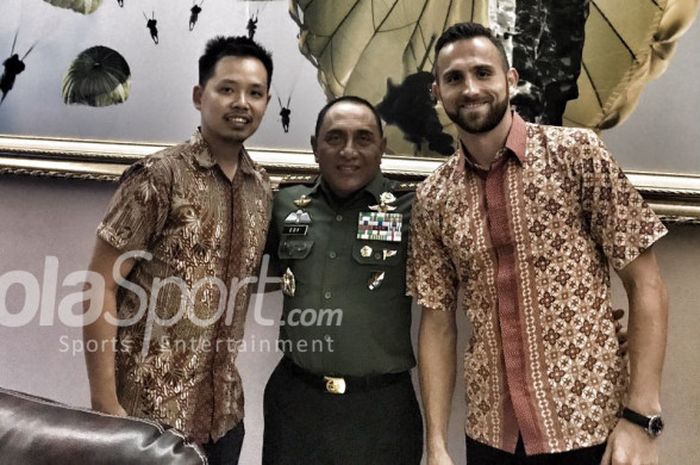 Penyerang Bhayangkara FC Ilija Spasojevic resmi menjadi WNI pada Rabu (25/10/2017)