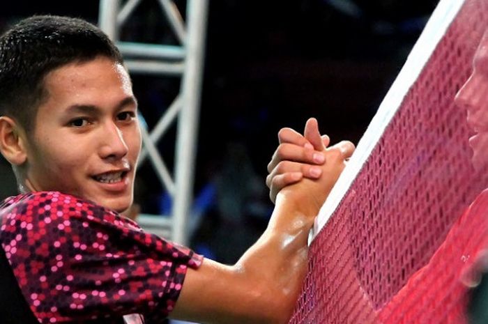 Pebulu tangkis tunggal putra Indonesia, Gatjra Piliang, bersalaman dengan Alex Alcala Dominguez setelah menjaadi penentu kemenangan Merah Putih pada Kejuaraan Dunia Junior 2017. Indonesia menang dengan skor 21-13, 21-11, pada laga yang digelar di GOR Among Rogo, Rabu (11/10/2017).