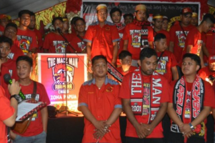 Pengurus besar kelompok suporter The Maczman melantik tiga zona baru di Jayapura i Mabes Maczman Papua, di Perumahan Gardenia Regency, Jl Baru Pasar Yotefa, Abepura., Selasa (26/9/2017) malam. Ada tiga zona dilantik, yakni zona Serui, zona Papua Barat (Manokwari) dan zona Papua (Jayapura). 