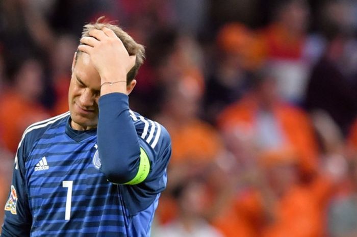 Reaksi kapten timnas Jerman, Manuel Neuer, dalam partai UEFA Nations League lawan Belanda di Johan Cruijff Arena, Amsterdam, 13 Oktober 2018.