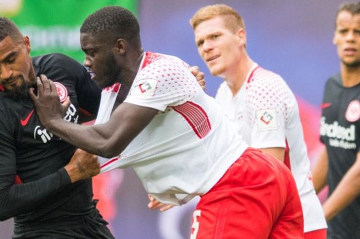 Kevin-Prince Boateng (kiri) dan Dayot Upamecano berebut bola dalam partai Liga Jerman antara RB Leipzig dan Eintracht Frankfurt di Leipzig, 23 September 2017.