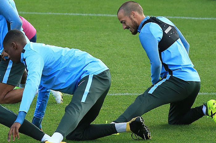 Gelandang Manchester City, David Silva (kanan), saat mengikuti latihan tim di Akademi Sepak Bola Manchester City di Manchester, Inggris, pada 12 September 2017 menjelang laga Grup F Liga Champions 2017-2018 melawan Feyenoord.