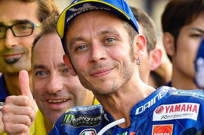 Pebalap Movistar Yamaha, Valentino Rossi, tersenyum setelah meraih posisi kedua saat kualifikasi MotoGP Thailand di Sirkuit Buriram, Thailand, Sabtu (6/10/2018).