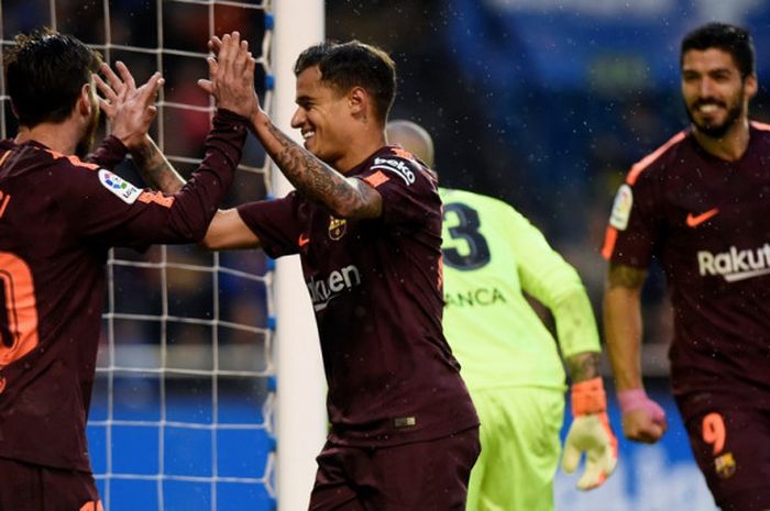 Megabintang FC Barcelona, Lionel Messi (kiri), merayakan golnya bersama Philippe Coutinho dalam laga Liga Spanyol kontra Deportivo La Coruna di Stadion Riazor, Coruna pada 29 April 2018.