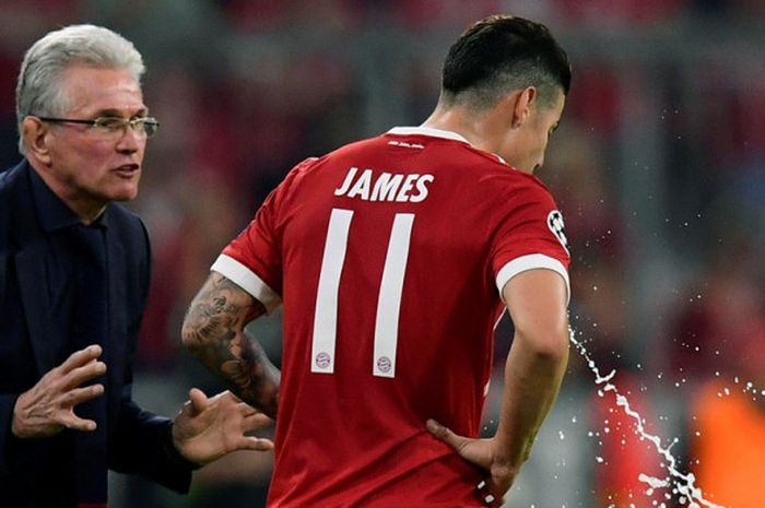  Pelatih Bayern Muenchen, Jupp Heynckes (kiri), berbicara kepada gelandang James Rodriguez dalam laga leg pertama semifinal Liga Champions di Stadion Allianz Arena, Muenchen, Jerman pada 25 April 2018. 