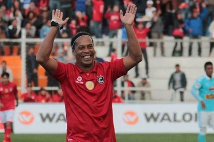 Pemain legendaris FC Barcelona, Ronaldinho, memperkuat Cienciano dalam laga persahabatan melawan Sporting Cristal di Stadion Garcilaso, Peru, 26 Juni 2016.