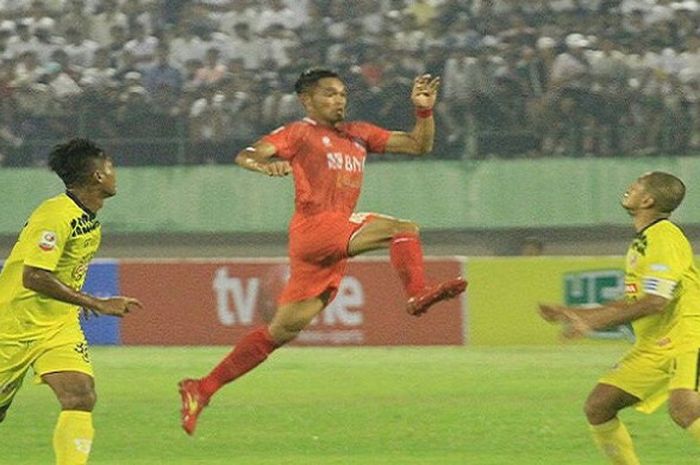 Azka Fauzi, pemain Persis Solo saat berhadapan dengan Semen Padang FC pada laga perdana Liga 2 2018 di Stadion Manahan Solo, Senin (23/4/2018).