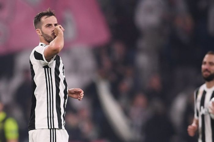 Gelandang Juventus, Miralem Pjanic, melakukan selebrasi setelah mencetak gol tendangan bebas ke gawang Sporting CP pada laga fase grup Liga Champions di Stadion Allianz, Kamis (19/10/2017) dini hari WIB.