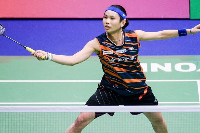 Pebulu tangkis tunggal putri Taiwan, Tai Tzu Ying, megembalikan kok ke arah PV Sindhu (India) pada final Hong Kong Terbuka yangg berlangsung di Hong Kong Coliseum, Minggu (26/11/2017).