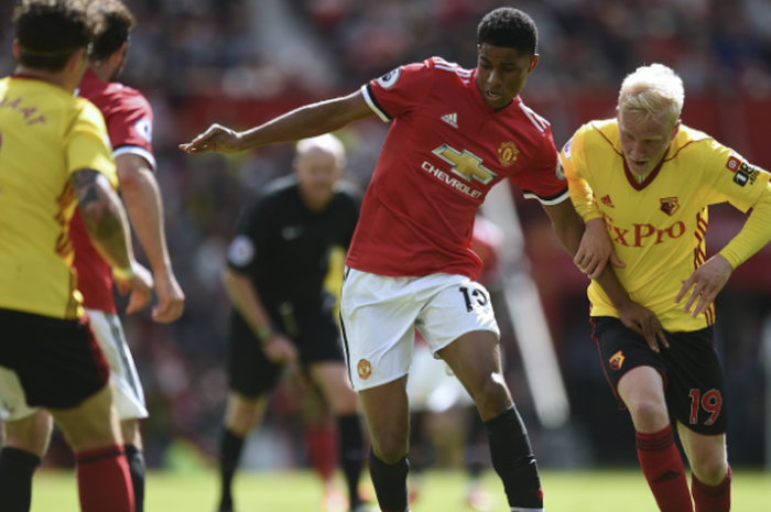 Pemain Manchester United, Marcus Rashford, melewati hadangan pemain Watford  pada laga Liga Inggris di Stadion Old Trafford, Manchester, Minggu (13/5/2018).