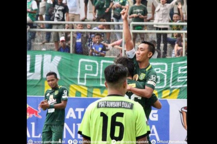 Kapten Persebaya, Rendi Irwan merayakan gol yang dicetaknya ke gawang tuan rumah PSKT Sumbawa Barat pada laga 64 besar Piala Indonesia di Stadion 17 Desember, Mataram, NTB, Minggu (23/12/2018).