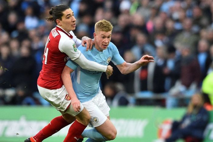 Gelandang Manchester City, Kevin De Bruyne (kanan), berduel dengan bek Arsenal, Hector Bellerin, dalam laga final Piala Liga Inggris di Stadion Wembley, London, pada 25 Februari 2018.