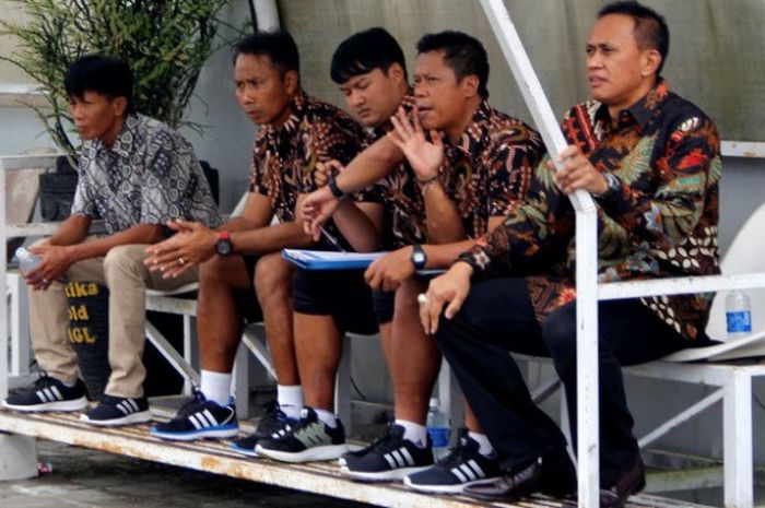 Pelatih Widyantoro (kanan) bersama staf kepelatihan serta ofisial Persis memakai kemeja batik saat mendampingi timnya menjamu Persiba Bantul pada laga Liga 2 di Stadion Manahan, Solo, 3 Agustus 2017. 