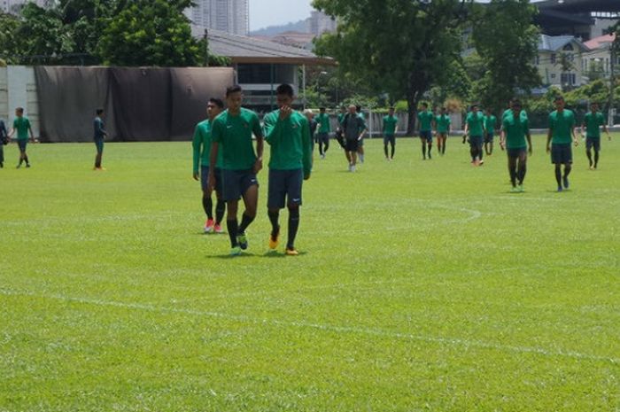 Para pemain timnas U-22 Indonesia seusai latihan di lapangan Kelab Aman, Kuala Lumpur, Malaysia, 21 Agustus 2017.