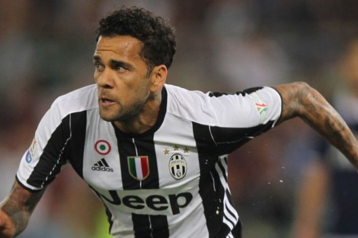 Selebrasi Dani Alves setelah mencetak gol kegawang SS Lazio dalam laga Serie A antara SS Lazio kontra Juventus FC di Olimpico Stadium, 17 Mei 2017. 