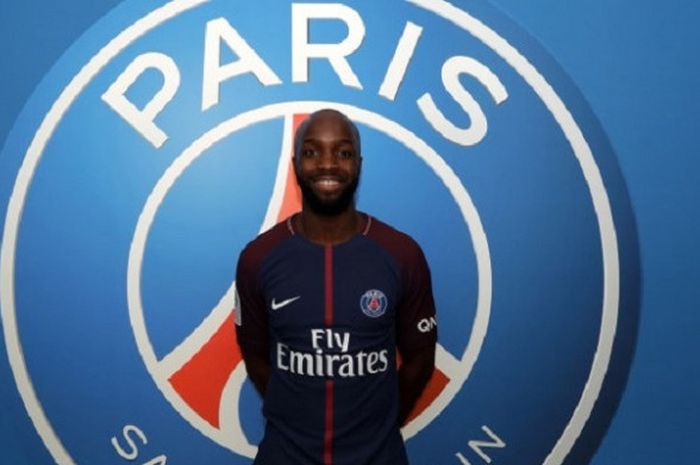 Foto peresmian Lassana Diarra sebagai pemain anyar Paris Saint-Germain.