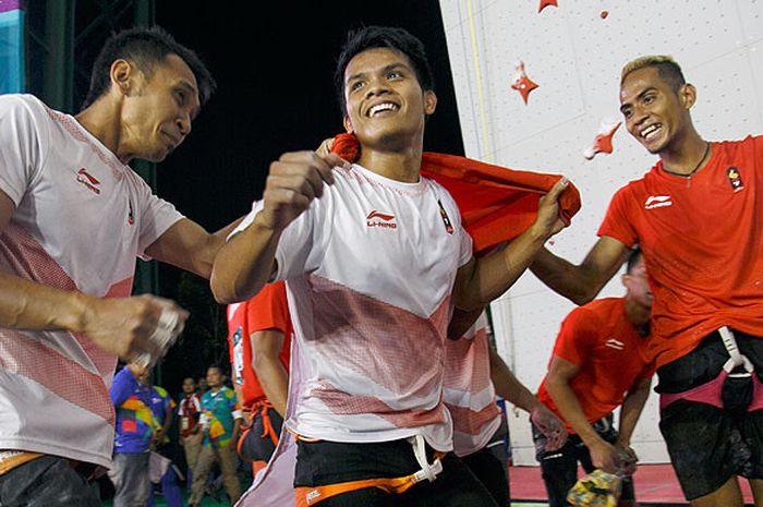 Atlet panjat tebing Indonesia, M. Hinayah, melakukan selebrasi bersama rekan-rekannya setelah menang pada final speed relay putra Asian Games 2018 di Arena Panjat Tebing Jakabaring Sport City, Palembang, Sumatera Selatan, Senin (27/8/2018).