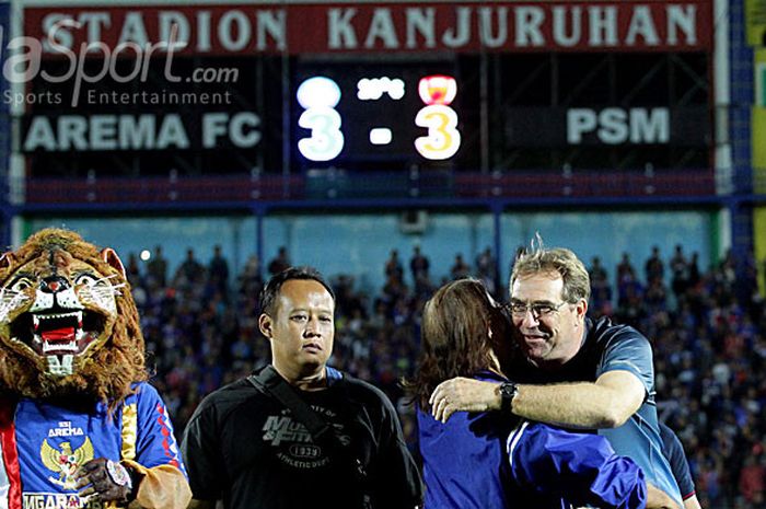 Pelatih PSM, Robert Rene Alberts, memeluk salah seorang anggota penndukung Arema FC, Aremania, yang menyambutnya seusai pertandingan di Stadion Kanjuruhan Malang, Jawa Timur, (30/08/2017), dalam laga pekan ke-22 Liga 1.