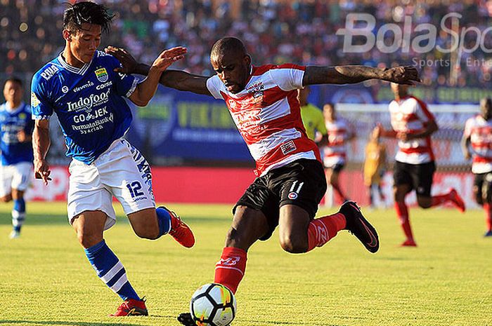 Striker Madura United, Greg Nwokolo (kanan), mendapat pengawalan ketat dari pemain Persib Bandung, Henhen Herdiana, dalam lanjutan GoJek Liga 1 di Stadion Gelora Ratu Pamelingan, Pamekasan, Jumat (4/5/2018).