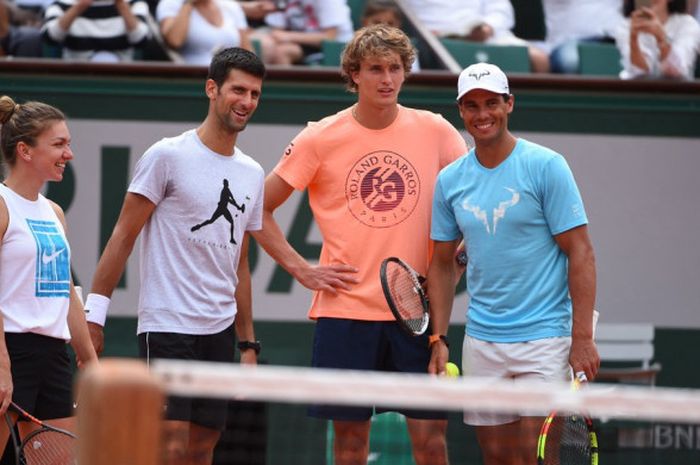 (dari ki-ka) Simona Halep, Novak Djokovic, Alexander Zverev, dan Rafael Nadal saat menghadiri Kid's Tennis Day jelang gelaran Roland Garros 2018 pada Sabtu (26/5/2018).