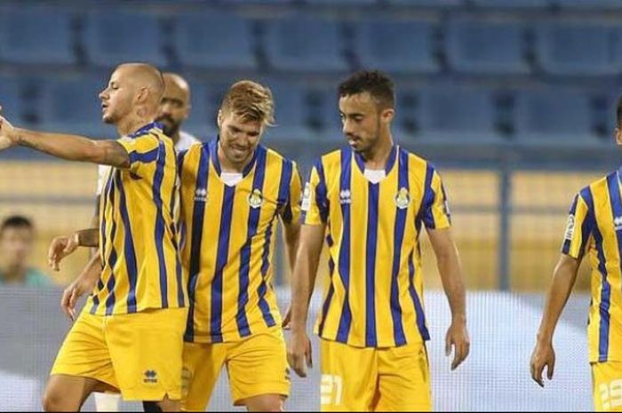 Andri Syahputra (kanan) dan pemain Al-Gharafa saat merayakan gol ke gawang Al-Khor dalam lanjutan Liga Qatar 2018-2019 pada hari Jumat (26/10/2018) di Stadion Al-Gharafa.