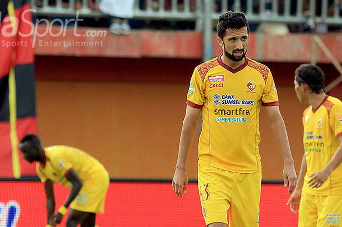  Penyerang Sriwijaya FC, Manuchekhr Dzhalilov, saat tampil melawan Madura United pada pekan ketiga Liga 1 di Stadion Gelora Ratu Pamellingan Pamekasan, Jawa Timur Sabtu (07/04/2018) sore. 