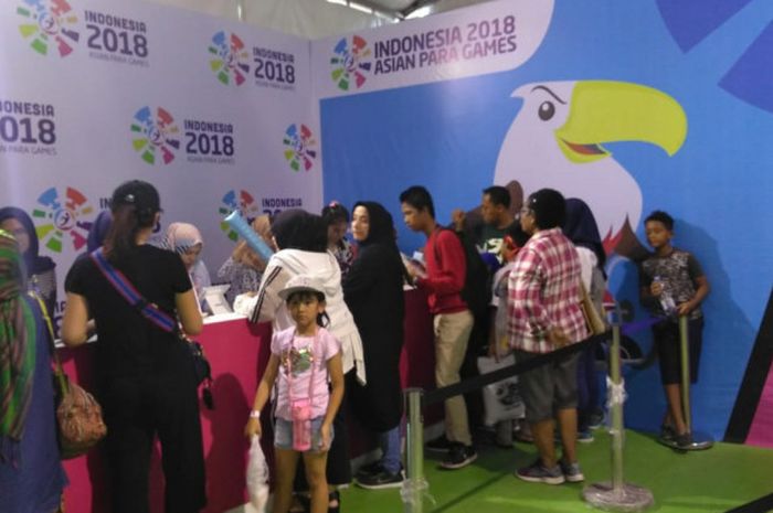 Suasana toko cendera mata di Superstore Asian Para Games 2018 di Senayan, Jakarra, Sabtu (13/10/2018).