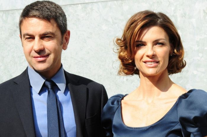 Mantan pesepak bola asal Italia, Alessandro Costacurta (kiri), berpose bersama istrinya, Martina Colombari, jelang acara Emporio Armani Fall-Winter 2011-2012 pada 26 Februari 2011.