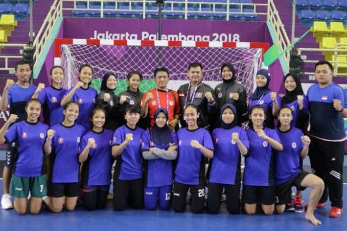 Tim  bola tangan putri Indonesia berpose seusai menjalani latihan di GOR POPKI Cibubur, Jakarta, Sabtu (18/8/2018).