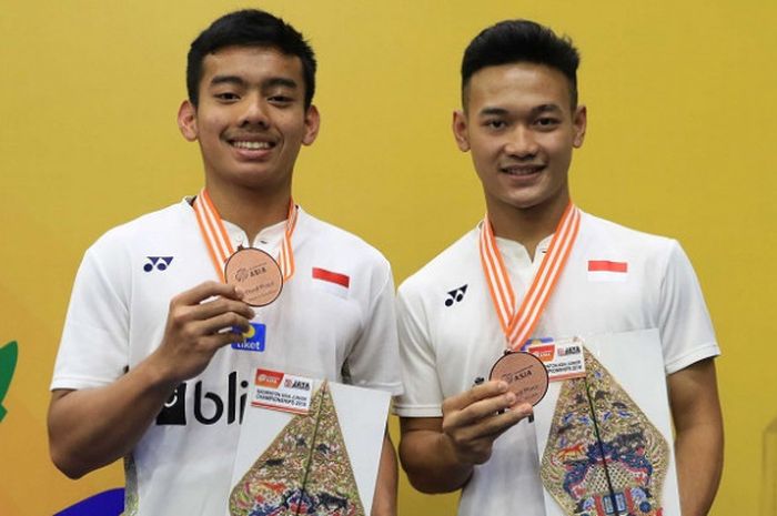 Pasangan ganda putr Indonesia, Pramudya Kusumawardana/Ghifari Anandaffa Prihardika, berpose dengan medali perunggu yang didapat pada Kejuaraan Asia Junior 2018 di Jaya Raya Hall Training Center, Minggu (22/7/2018).