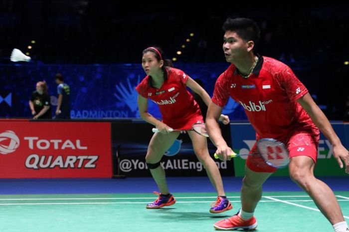 Pasangan ganda campuran nasional Indonesia, Praveen Jordan/Debby Susanto, mengembalikan kok dari arah lawan mereka, Mathias Christiansen/Christinna Pedersen (Denmark) pada laga babak perempat final turnamen All England Terbuka 2018 di Arena Birmingham, Birmingham, Inggris, Jumat (16/3/2018).