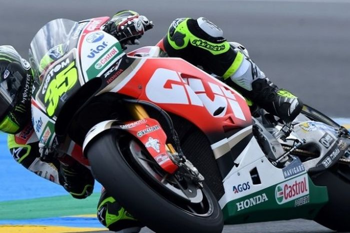 Pebalap LCR Honda asal Inggris, Cal Crutchlow, memacu motor pada sesi kualifikasi GP Prancis yang berlangsung di Sirkuit Le Mans, Sabtu (20/5/2017).