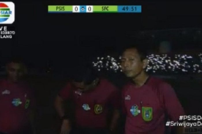  Wasit Prasetyo Hadi menghentikan sementara laga PSIS Semarang Vs Sriwijaya FC lantaran lampu penerangan di Stadion Moch. Soebroto, Kota Magelang, Jawa Tengah mati. Laga ini merupakan partai pekan ke-27 Liga 1 2018 yang dihelat pada Selasa (23/10/2018) 