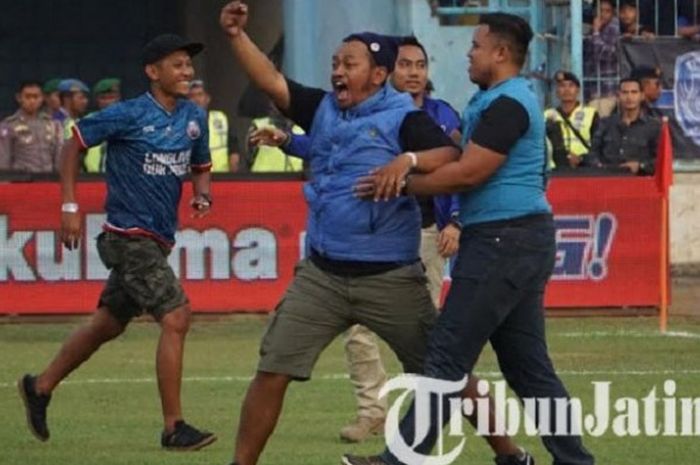 Suporter Arema FC mengacungkan tinju saat memasuki lapangan Stadion Kanjuruhan, Kepanjen, Kabupaten Malang, Sabtu (6/10/2018).