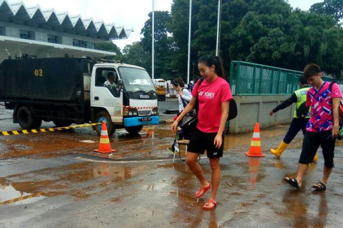 Dua pebulu tangkis Korea Selatan hendak memasuki Istora Senayan untuk menjalani sesi uji coba lapangan jelang Indonesia Masters 2018, Senin (22/1/2018).