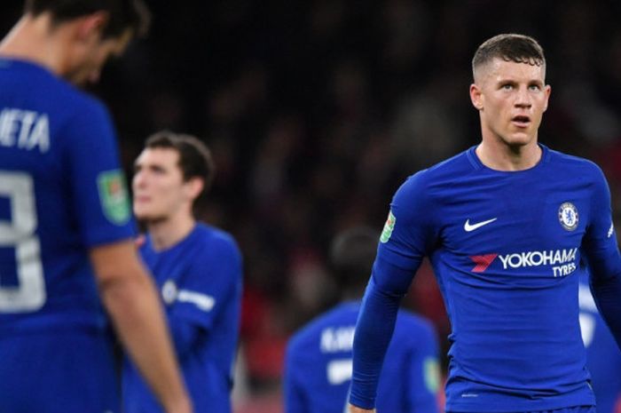 Ross Barkley (kanan) dalam partai Chelsea lawan Arsenal pada Piala Liga Inggris di Stadion Emirates, London, 24 Januari 2018.