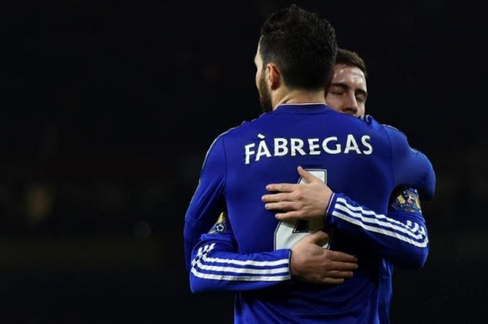 Eden Hazard dan Cesc Fabregas berpelukan setelah membantu Chelsea menekuk Arsenal dalam partai Liga Inggris di Emirates Stadium, London, 24 Januari 2016.