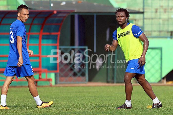 Gelandang PSIS Semarang, Ibrahim Conteh, saat mengikuti sesi uji coba lapangan sebelum melawan Arema dalam rangka laga uji coba di Stadion Gajayana Malang, Jawa Timur, Kamis (04/01/2018) pagi.