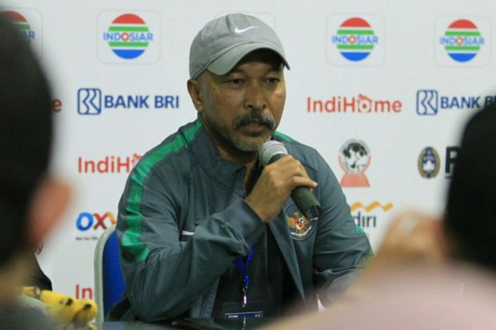 Pelatih timnas U-16 Indonesia, Fakhri Husaini, memberikan keterangan pers setelah tim asuhannya membukukan kemenangan 8-0 atas Filipina dalam laga Grup A Piala AFF U-16 2018 di Stadion Gelora Delta, Sidoarjo, Minggu (29/7/20180.