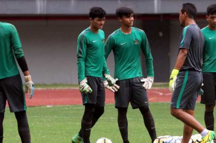 Pelatih kiper timnas U-19 Indonesia, Jarot Supriadi (dua dari kanan) bersama empat penjaga gawang skuat Garuda Nusantara pada latihan sesi pagi di Stadion Patriot, Kota Bekasi, Minggu (1/10/2017). 