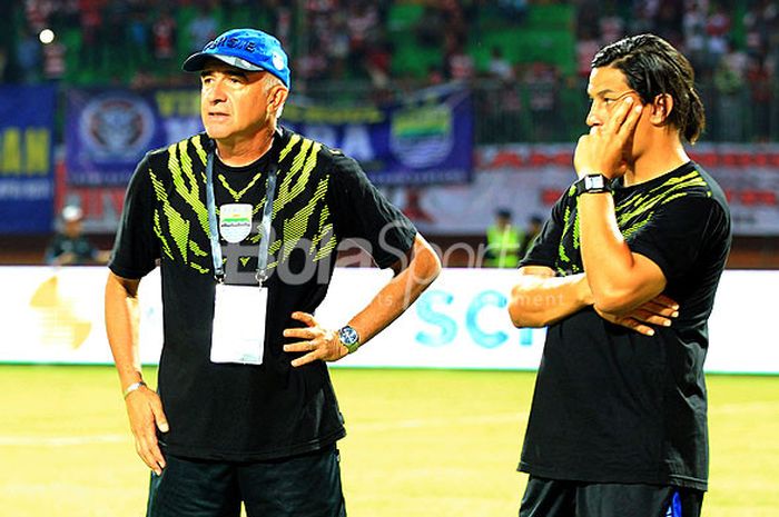       Pelatih Persib Bandung, Roberto Carlos Mario Gomez (kiri) dan asisten pelatih Fernando Soler, mengamati jalannya laga antara Persib Bandung melawan Madura United pada laga pekan ketujuh Liga 1 2018 di Stadion Gelora Ratu Pamellingan Pamekasan, Jawa Timur, Jumat (04/05/2018) sore.      