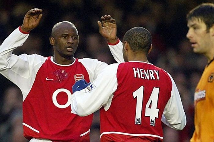 Patrick Vieira (kiri) dan Thierry Henry merayakan gol Arsenal ke gawang Wolverhampton pada laga Premier League di Highbury, London, 26 Desember 2003.