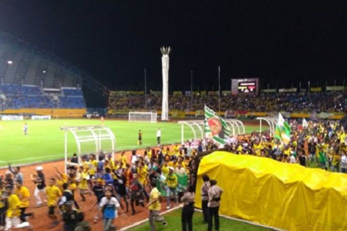 Tiga Kelompok Suporter Sriwijaya FC yang mengelilingi lapangan ditengah laga berlangsung, sebagai ungkapan atas aksi damai yang mereka lakukan. 