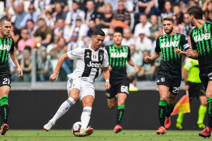 Penyerang Juventus, Cristiano Ronaldo, dikepung pemain Sassuolo dalam pertandingan Liga Italia, 16 September 2018 di Juventus Stadium, Turin.