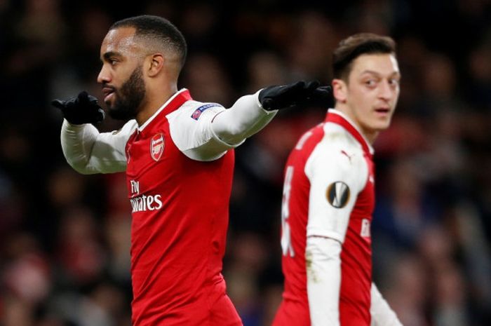 Striker Arsenal, Alexandre Lacazette (kiri), merayakan gol yang dicetak ke gawang CSKA Moskva dalam laga leg pertama perempat final Liga Europa di Stadion Emirates, London, Inggris pada 5 April 2018.