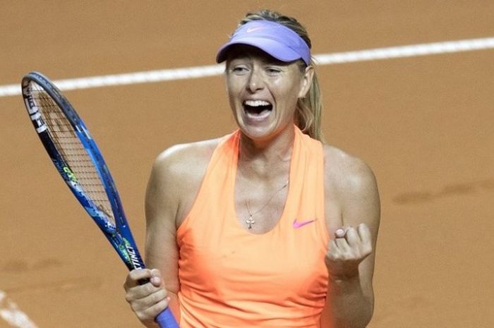 Petenis Rusia, Maria Sharapova, melakukan selebrasi seusai mengalahkan petenis Estonia, Anett Kontaveit, pada babak perempat final Stuttgart Terbuka, di Stuttgart, Jerman, 28 April 2017.