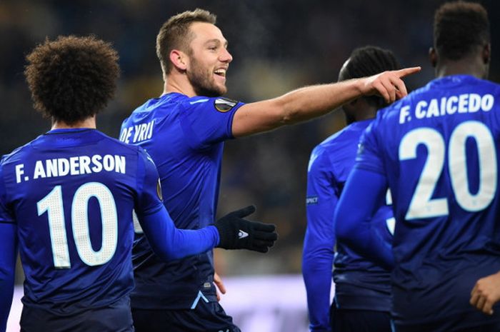 Suka cita bek Lazio, Stefan de Vrij (tengah), seusai mencetak gol ke gawang Dynamo Kyiv dalam laga leg 2 babak 16 besar Liga Europa ddi Stadion Olympiyski, Kiev, Ukraina, pada Kamis (15/3/2018).