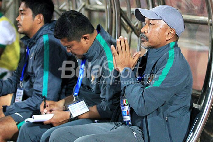 Pelatih timnas U-16 Indonesia, Fakhri Husaini, menyaksikan laga dari bangku pemain cadangan saat melawan Myanmar dalam laga Grup A Piala AFF U-16 2018 di Stadion Gelora Delta, Sidoarjo, Selasa (31/8/2018).