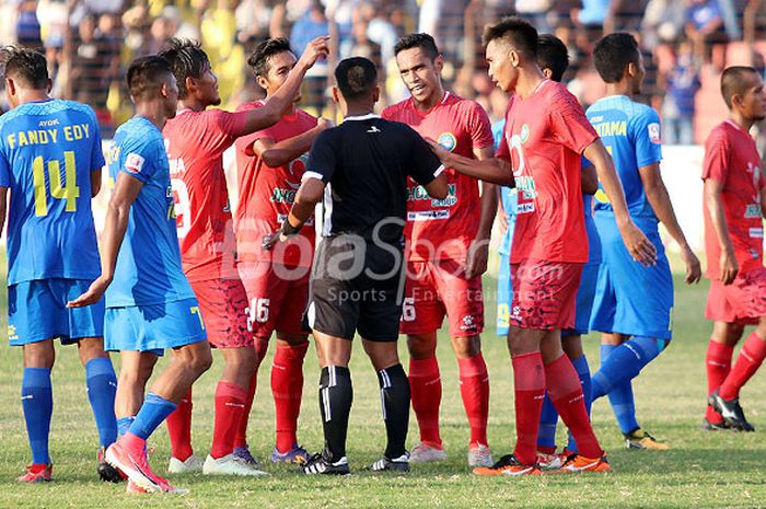 Pemain Martapura FC melakukan protes terhadap keputusan wasit Mulyana yang memimpin pertandingan laga lanjutan Liga 2 antara tuan rumah PSIM Yogyakarta melawan Martapura FC di Stadion Sultan Agung, Bantul, Selasa (3/7/2018).