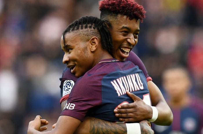 Chistopher Nkunku dipeluk oleh Presnel Kimpembe setelah mencetak gol Paris Saint-Germain ke gawang Metz dalam partai Liga Prancis di Paris, 10 Maret 2018. 